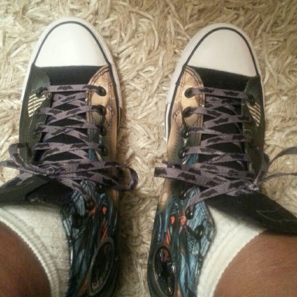 Batman converse all stare